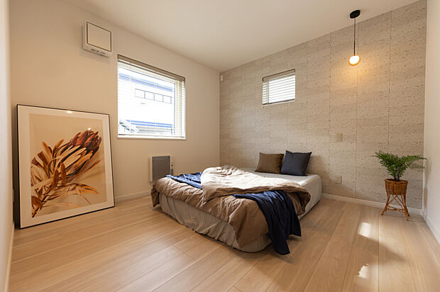 【主寝室】
主寝室はゆったり約6帖。2.6帖のウォークインクローゼット付きの収納充実プランです。衣類や小物もすっきり収まり、毎日の身支度が快適になります。
（2025年10月撮影）