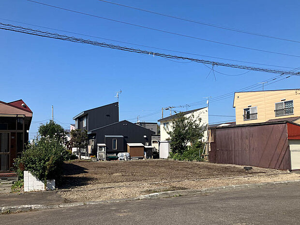 【現地写真】
前面道路には歩道があり、小さなお子様との外出や、ペットとのお散歩にも心強いですね。
(2025年10月撮影)