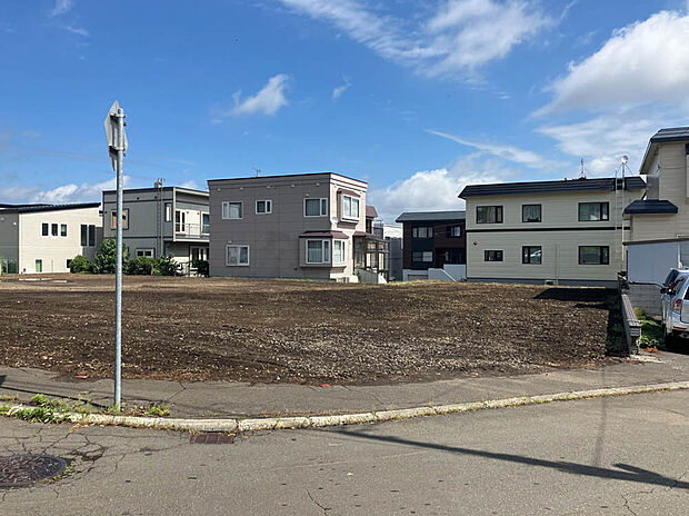 【現地写真】
112坪の広々とした土地面積が魅力の売地です。JR函館本線「稲積公園」駅まで徒歩約7分とアクセス良好、通勤通学に便利な立地です。
(2025年8月撮影)