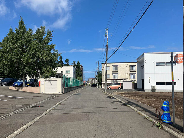【現地写真】
全4区画の分譲地。お住まいが完成し建ち並ぶと、素敵な一画になりそうですね。
(2025年8月撮影)