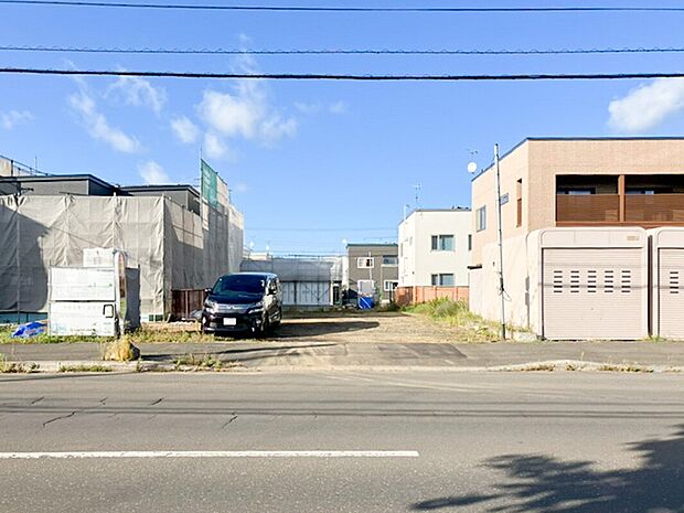 【現地写真】
間口も広く開放感がございます。お車の出し入れもスムーズにできそうですね。
（2025年9月撮影）