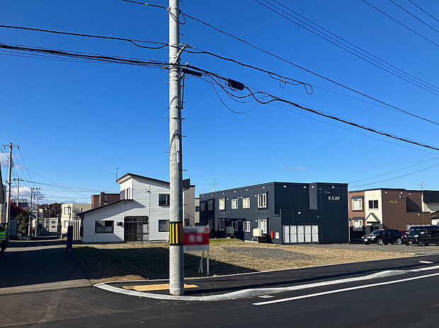 【現地写真】
角地を含む全3区画の売地が登場。お住まいが完成し建ち並ぶと、素敵な一画になりそうですね。
(2025年11月撮影）
