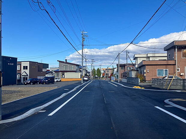 【現地写真】
前面道路の幅員は6m以上と広く、お車の出し入れもラクラク！お出かけにも便利な立地です。
(2025年11月撮影）