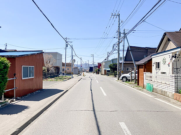 【現地写真】
徒歩圏内には生活利便施設が揃い便利な環境。子育て世帯にも嬉しいですね。
（2025年9月撮影）