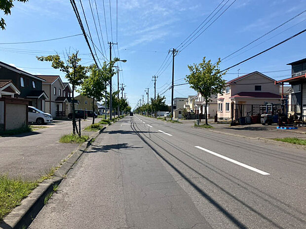 【現地写真】
きれいに舗装された前面道路は、お住まいの見栄えも良くしてくれますね。お散歩やお車でのお出掛けもしやすいです。
(2025年9月撮影）