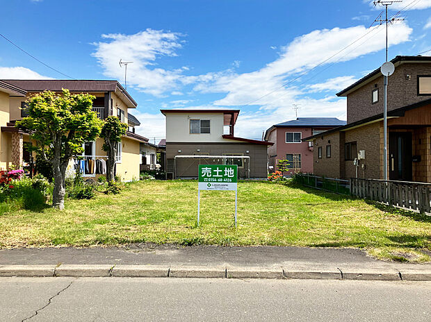 【現地写真】
低層住宅が立ち並ぶ穏やかな住環境につき、のびのび暮らせる閑静な住宅街の一画。2025年11月完成予定です。
(2025年10月撮影）
