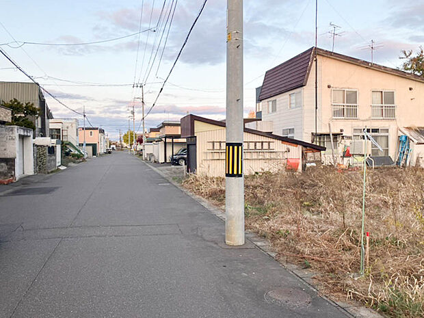 【現地写真】
幅員約8mの公道に面し開放感がございます。お車でのすれ違いや、出し入れも楽々ですね。
（2025年11月撮影）
