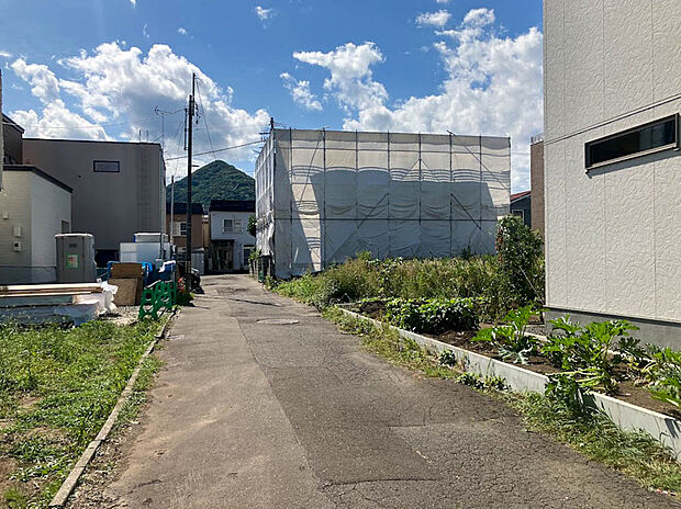 【現地写真】
徒歩10分圏内に教育機関や買物施設が揃う便利な立地。子育て世帯におすすめ環境です。
(2025年11月撮影）