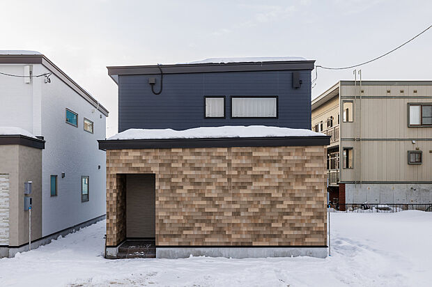 【(18)外観】
ウッドシェイクを採用した存在感のあるデザインが魅力の外観。シックで重厚感があります。周囲の景観とも調和した上質な佇まいが印象的で、永く愛せる住まいです。(2026年1月撮影)