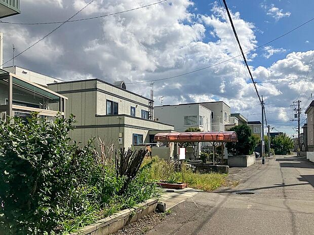 【現地写真】
「琴似中央小学校」まで徒歩10分圏内と通学にも便利。周辺には商業施設も揃い、日々のお買い物にも困りません。
(2025年12月撮影）