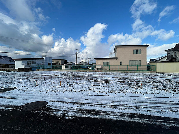 【現地写真】
周辺には高い建物も少なく、隣家とも距離が保たれているため陽当り、風通しが期待できます。
（2025年12月撮影）