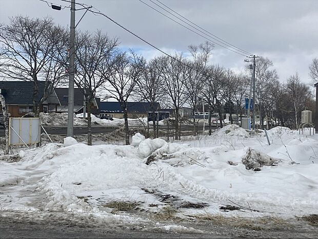 【現地写真】
土地面積約88坪の広々とした売地が登場です。ゆとりある敷地なら、間取りの自由度が高まり、夢も広がりますね。
(2026年2月撮影)