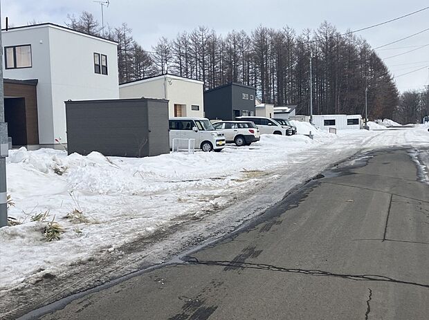 【現地写真】
幅員約21mの公道に面しております。見通しの良い道路は、お住まいの見栄えが良くなるだけでなく、安全性・防犯性も高まります。
(2026年2月撮影)