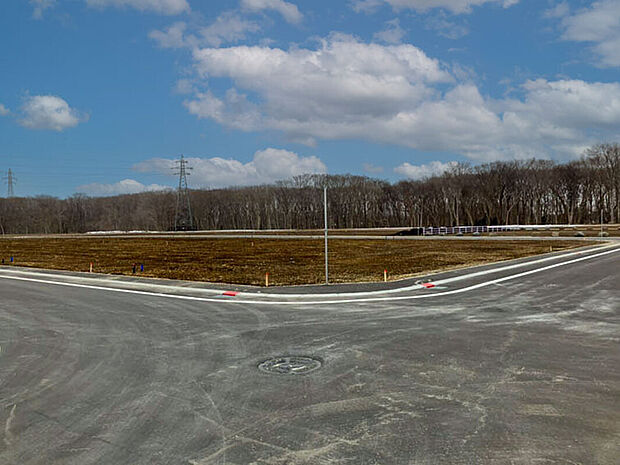 【現地写真】
買物施設が徒歩10分圏内に点在し、生活環境良好。子育て世帯にもおすすめの物件です。
(2026年4月撮影)