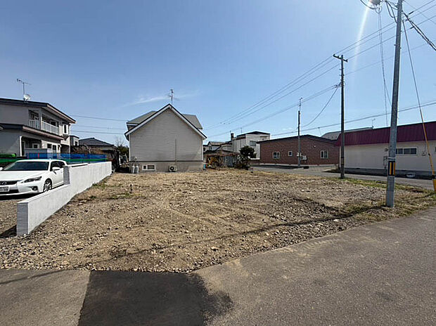 【現地写真】
低層住居が建ち並ぶ閑静な住宅地の一画に、ゆとりある売地が登場です。周辺には高い建物が少なく、開放的で陽光あふれる立地が魅力です。
(2026年4月撮影)