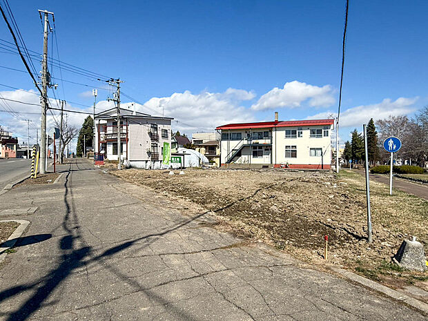 【現地写真】
車通りの少ない前面道路で小さなお子様との外出や、ペットとのお散歩にも心強いですね。小中学校まで徒歩5分圏内と、お子様の通学もしやすい立地です。