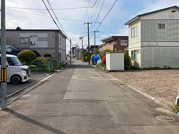 【現地写真】
幅員約5.9mの広い公道です。自転車やベビーカーでのお出掛けもしやすい環境です。ぜひお気軽にお問い合わせください。
(2026年5月撮影)