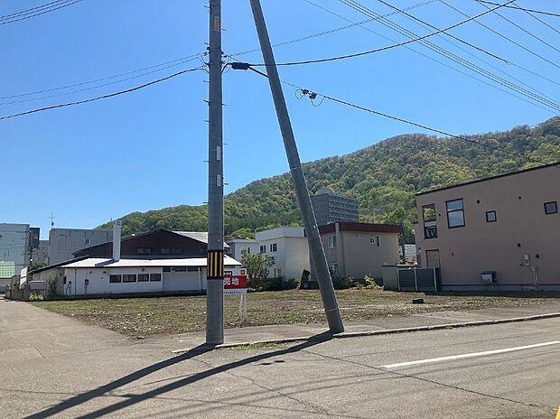 【現地写真】
市電「中央図書館前」駅、「石山通」駅まで徒歩約9分とアクセス良好。通勤通学、お出掛けに便利な立地です。
(2026年5月撮影)