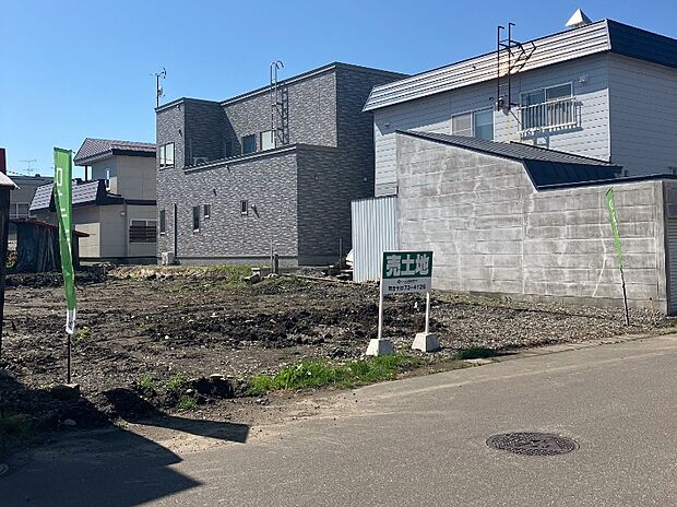 【現地写真】
周辺に高い建物が少なく、陽当りの良さが魅力です。暖かい陽光を感じられるお住まいが建てられますね。
(2026年6月撮影)