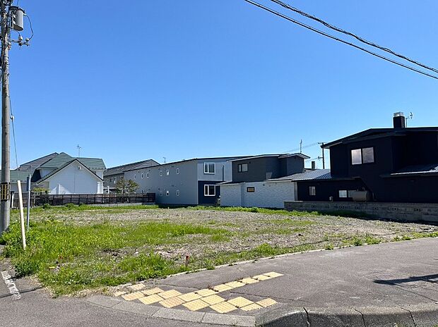 【現地写真 角地】
約75坪の広さを活かした、多彩なプランが可能です。暮らしをイメージしやすい、建物参考プランもご用意しております。
(2026年6月撮影）