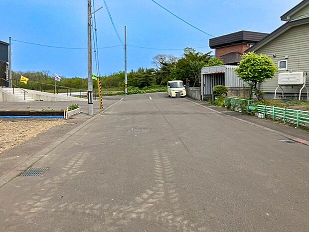 【現地写真】
南東側が公道に面したうれしい立地の物件です。幅員は約8ｍと広く、お車でのすれ違いや駐車も楽々スムーズです。
(2026年5月撮影）