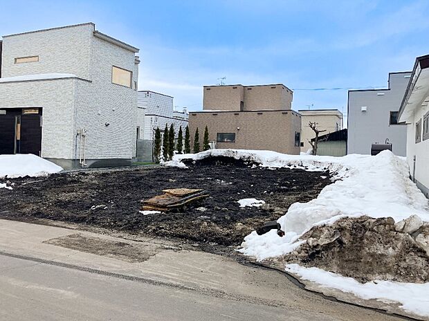 【現地写真】
静かで落ち着きのある第一種低層住居専用地域。高い建物が少なく、開放感を感じられる住環境となっております。
（2026年6月撮影）