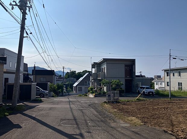 【現地写真】
約8mの南西側道路と約6mの北西側道路に面した、開放感のある区画です。道路幅にゆとりがあり、車の出入りもしやすいですね。
(2026年6月撮影)