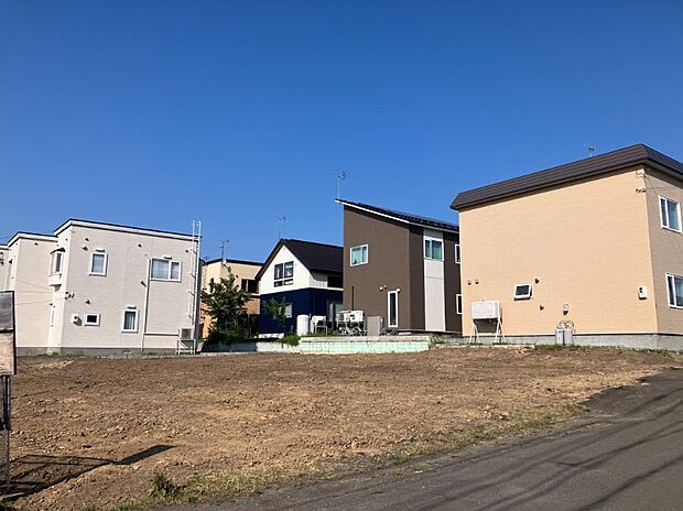 【現地写真】
建築プランの検討を始めやすい現況更地。建物解体の手間がなく、お引渡し後はスムーズに建築計画を進められます。
(2026年6月撮影)