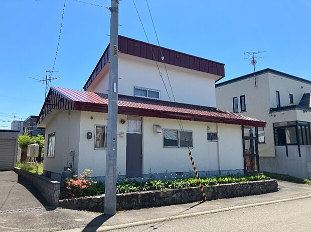 【北側 現地写真】
現在古屋がございますが、解体後更地でのお引渡しになります。解体費用が掛からず、スムーズに建築を進められます。
（2026年6月撮影）