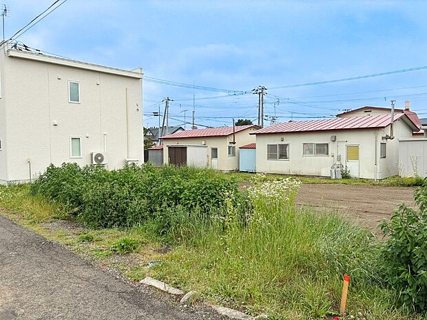 【現地写真 右】
約61坪のゆとりある売地が登場。住まいのプランが描きやすい広さで、ご家族の暮らしに合わせた住空間を検討しやすい区画です。
（2026年7月撮影）