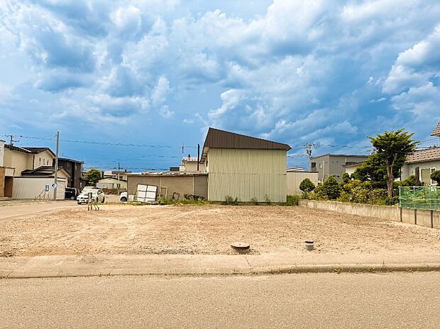 【現地写真】
全2区画の売地が登場。約59坪のゆとりある敷地が魅力です。南向きのため陽当りが良く、開放感がございます。
（2026年7月撮影）