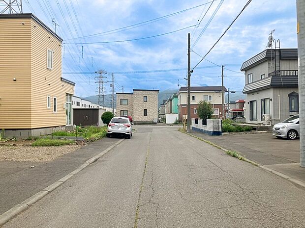 【現地写真】
周辺に高い建物が少ない低層住居専用地域の閑静な住宅街です。車通りも比較的少なく静かにお過ごしいただけます。
(2026年7月撮影)