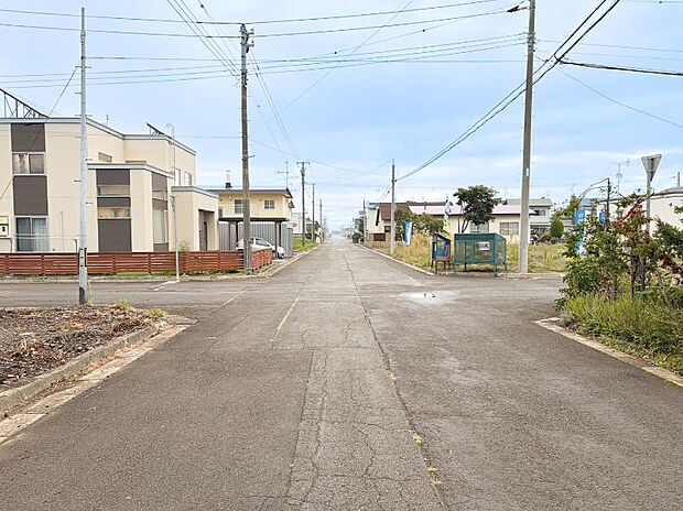 【現地写真 南東側道路】
幅員約7.5mの広い道路に面し、見通しが良く車の出入りもしやすい立地。比較的車通りも少なく、穏やかな環境でご家族も快適に暮らせます。
(2026年8月撮影)