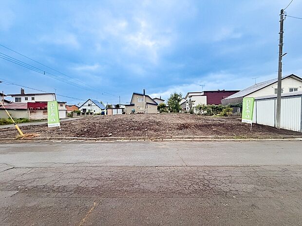 【現地写真 北東側正面】
間口が広く、複数台の駐車スペースも確保しやすいゆとりある敷地です。建物参考プランもご用意しておりますので、ぜひお気軽にご相談ください。
(2026年8月撮影)