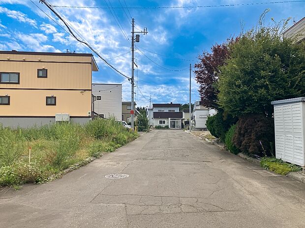 【現地写真】
JR函館本線「野幌」駅まで徒歩約17分。徒歩でご利用できる立地で通勤や通学にも便利です。平坦な地勢で自転車やベビーカーでの移動もラクラク！
（2026年9月撮影）