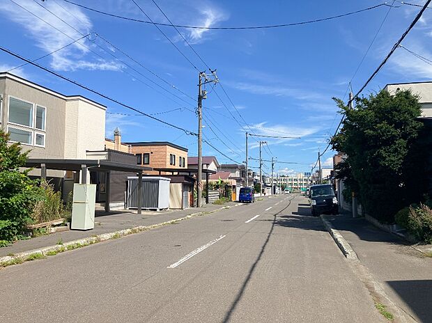 【現地写真】
「前田北小中学校」まで徒歩約6分。公園やコンビニなどの生活利便施設も徒歩圏内に揃い、子育て世帯にも嬉しい物件です。
（2026年9月撮影）
