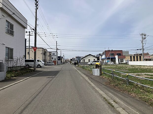 【現地写真】
幅員約8mの南側道路に面し陽当り良好、開放感がございます。車通りも比較的少なくお子様との外出にも心強いですね。
（2026年9月撮影）