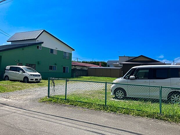 【現地写真 右側】
約66坪のゆとりある整形地、全2区画が登場。陽当りにも恵まれ、敷地の広さを活かした快適な住まいを実現しやすい区画です。
(2026年8月撮影)