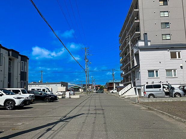 【現地写真 右側前面道路】
幅員約7mのゆとりある公道に面し陽当り良好!見通しが良くお車でのすれ違いや車庫入れもしやすい立地です。
(2026年8月撮影)