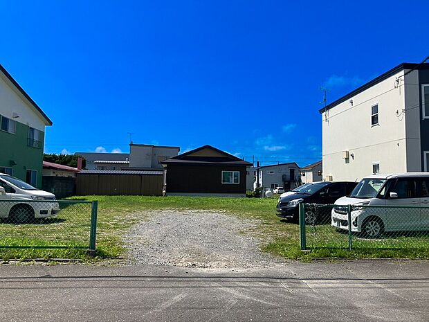 【現地写真 正面】
更地でのお渡しですので、解体費用が抑えられ、引き渡し後はスムーズに建築を進められます。土地の広さや建設後もイメージをすぐに確認できます。
(2026年8月撮影)
