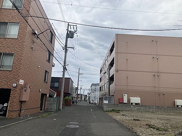 【現地写真】
幅員約6mの道路に面し、お車でのすれ違いや駐車もスムーズ。車通りも少なく通勤通学やお出掛け、お子様との外出にも心強い立地です。
(2026年9月撮影)