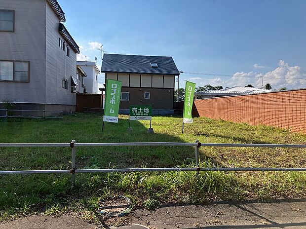 【現地写真】
現在更地となっており、建物のイメージを描きやすく、計画も進めやすいのも魅力。即お引渡しも可能です。
（2026年10月撮影）