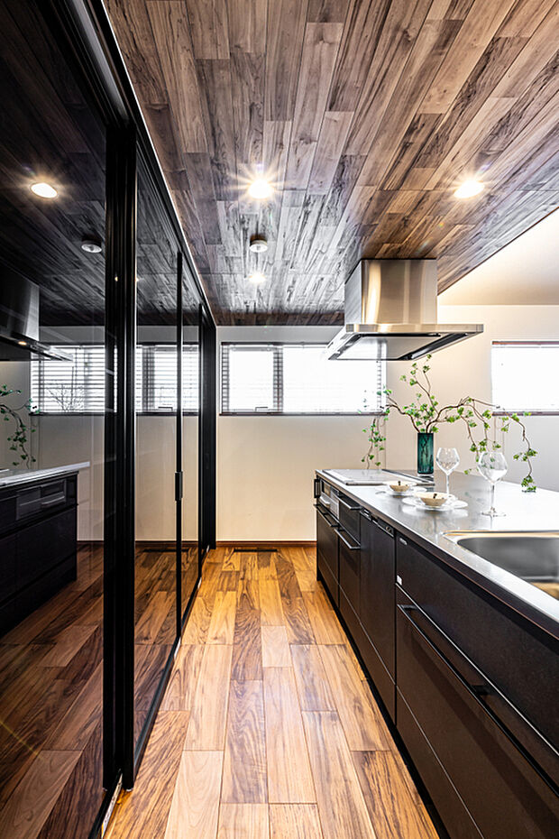 【【キッチン】】木目の天井が空間に温かみと自然の風合いを加え、高級感のあるブラックのキッチンがアクセントとなります。
（撮影：2024年2月）