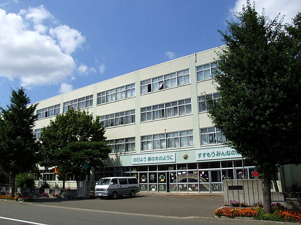 栄東小学校（約550m）