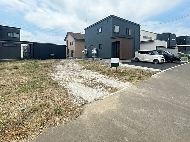 【【現地写真】】周囲に高い建物が少なく開放感がございます。桔梗~石川~美原に抜ける道路に面しており、函館新環状線へのアクセスも良好です。
【2024年7月撮影】