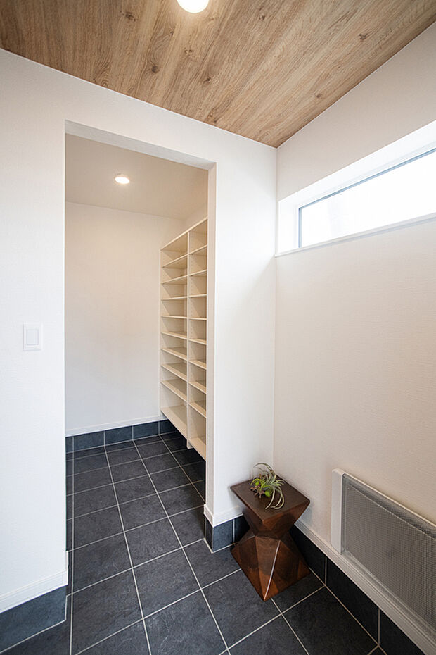 【【玄関】】お家の第一印象を決める玄関スペース。明るくゆとりのある空間で来客時も好印象を与えてくれます。
【2024年7月撮影】