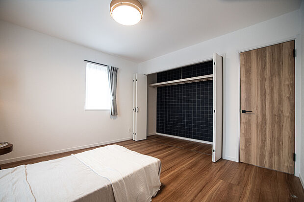 【【洋室クローゼット】】棚の上まで無駄なく収納可能なクローゼット付きです。お荷物の多いファミリーにもおすすめです。
【2024年7月撮影】