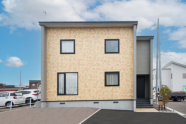 【【現地写真】】敷地内に車種により2台分のカースペースを確保。お車の複数台所有や、来客時にも大変便利です。
【2024年7月撮影】