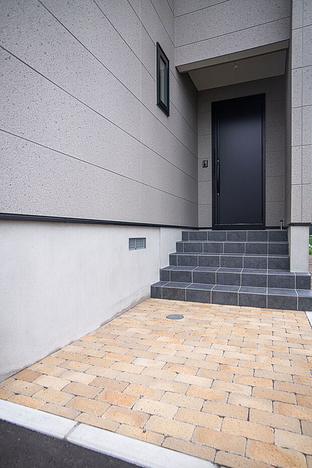 【【現地玄関写真】】おしゃれなタイル敷きの玄関アプローチ部分です。植栽や花壇との相性も良さそうですね。
【2024年7月撮影】