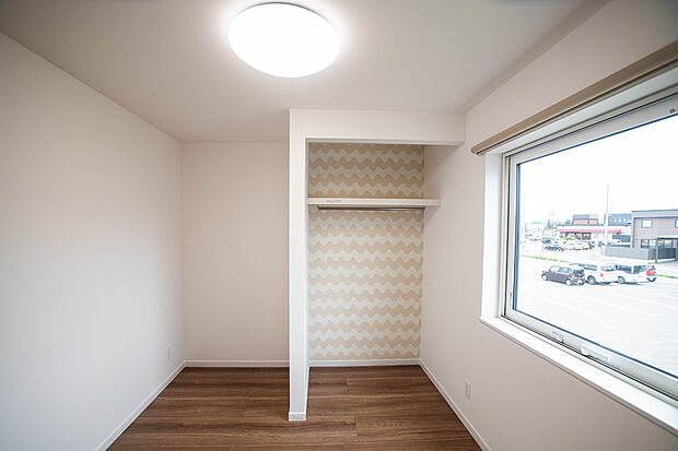【【洋室】】全居室収納付きで室内スッキリ快適。子供部屋や趣味のお部屋にいかがでしょうか？
【2024年7月撮影】